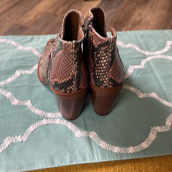 Vince Camuto Boots size 5 1/2 - Picture 3 of 12